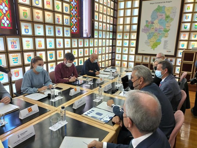 La consejera  de Ciencia, Universidad y Sociedad del Conocimiento, Maru Díaz, frente al rector, José Antonio Mayoral, en la firma del Modelo Global de Financiación de la Universidad de Zaragoza.