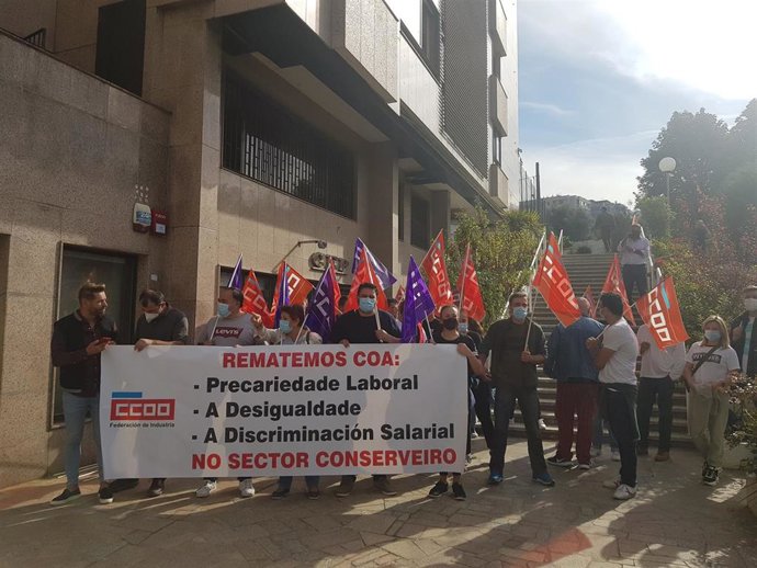 Trabajadores participan en una concentración convocada por CCOO ante la CEP