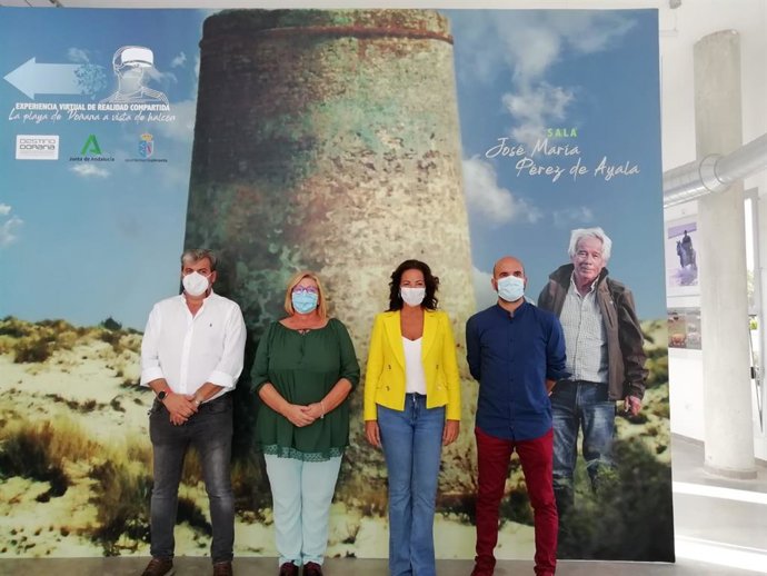 La delegada de Turismo en Huelva, María Ángeles Muriel, visita Matalascañas, en Almonte (Huelva).