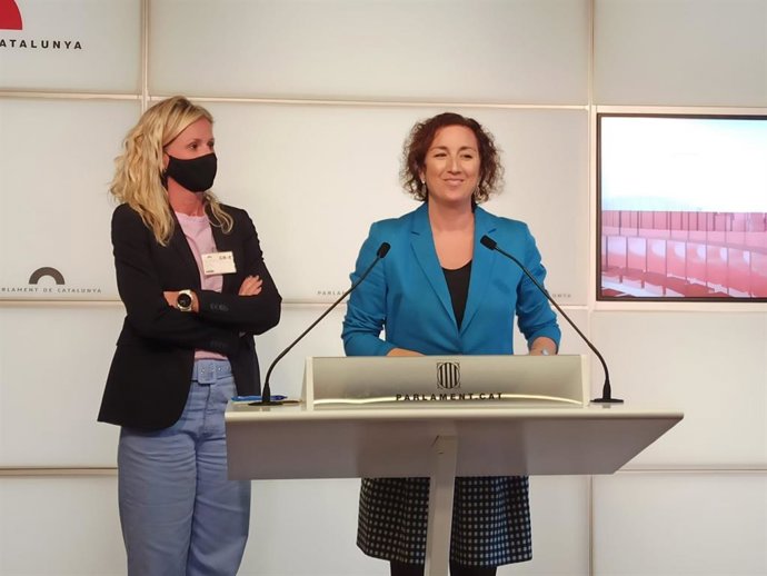 La diputada socialista en el Congreso Montse Mínguez y la portavoz del PSC-Units en el Parlament, Alícia Romero, en rueda de prensa en la Cámara catalana.
