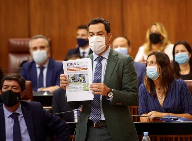El presidente de la Junta, Juanma Moreno, en el Pleno del Parlamento andaluz.