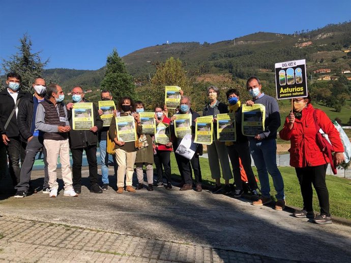 Ovidio Zapico participa en una movilización contra la Ronda Norte de Oviedo.