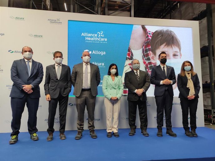 La ministra de Sanidad, Carolina Darias (en el centro), durante la inauguración de la nueva sede de Alliance Healthcare en Viladecans (Barcelona)