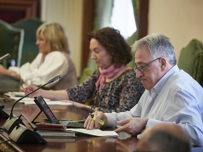 Archivo - El portavoz municipal de EH Bildu, Joseba Asiron (1d).