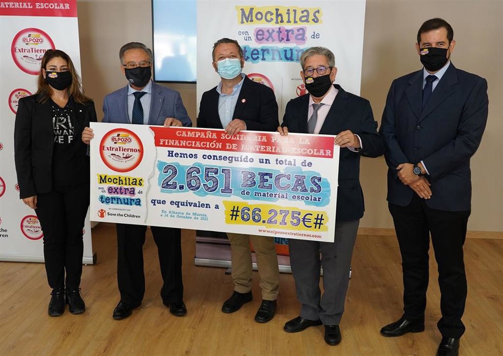 Momento de la entrega del cheque solidario