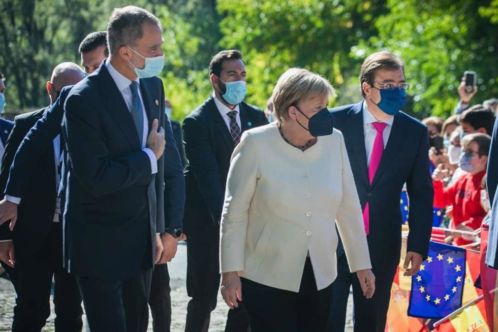 Felipe VI, Angela Merkel y Fernández Vara .