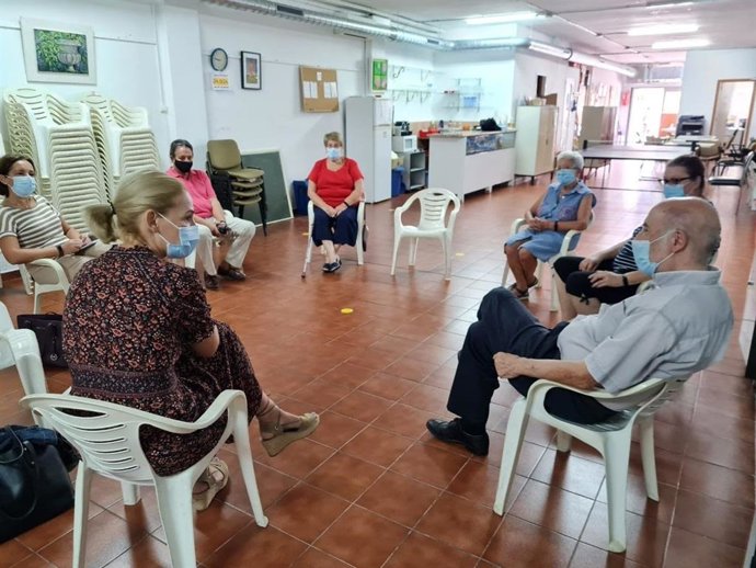 La portavoz de Cs en el Ayuntamiento de Palma, Eva Pomar, reunida con vecinos.