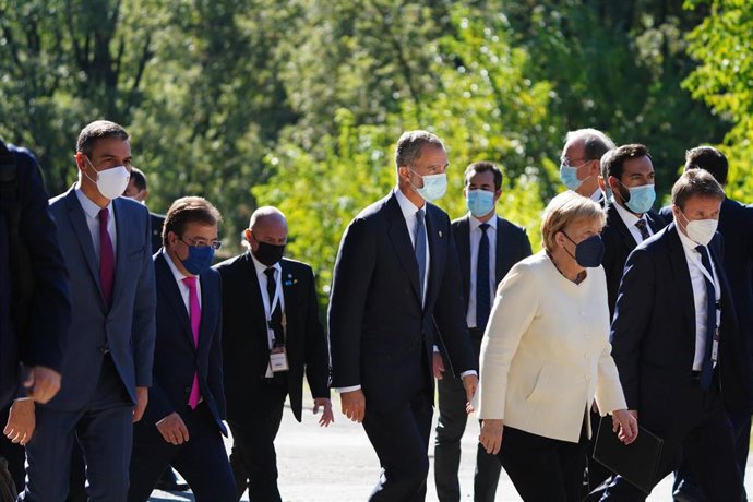  El presidente del Gobierno, Pedro Sánchez; el Rey Felipe VI y la canciller de la República Federal Alemana, Angela Merkel, llegan al Real Monasterio de Yuste para asistir a la entrega de la XIV edición del 'Premio Europeo Carlos V'.