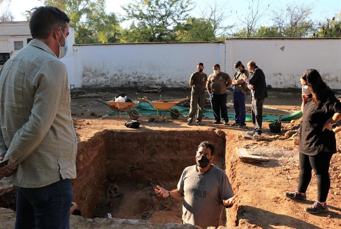 El delegado de Memoria Democrática y Cooperación Internacional de la Diputación de Córdoba, Ramón Hernández (izda.), visita la fosa del Cementerio de la Salud.