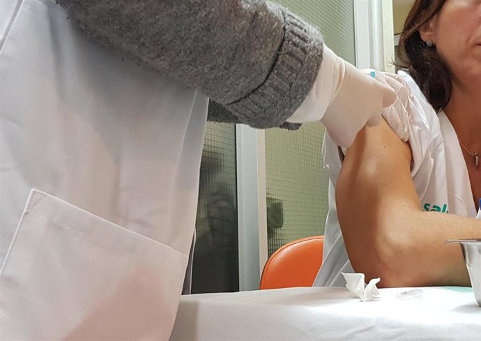 Archivo - Imagen de archivo de la campaña de vacunación de la gripe. 