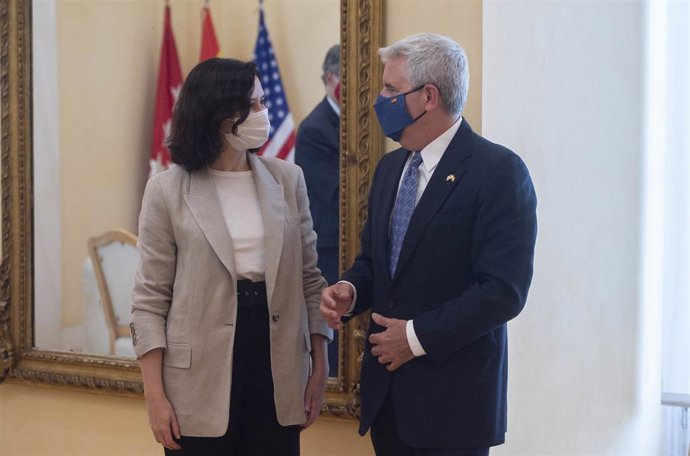 Archivo - La presidenta en funciones de la Comunidad de Madrid, Isabel Díaz Ayuso, conversa junto al encargado de negocios de la embajada de Estados Unidos en España, Conrad Tribble