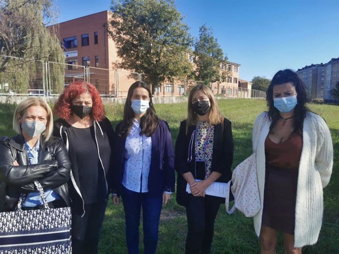 La portavoz y concejala de Somos Oviedo, Ana Taboada, acompañada de la diputada de Podemos Asturies, Nuria Rodríguez, y de responsables del colectivo de familias del IES Pérez de Ayala.