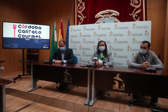 Pie de foto (de Izda. A Dcha.) Enrique Merino, de la organización de Córdoba Califato Gourmet, Ana M Carrillo, concejala de Turismo de Puente Genil y Paco Cabello, chef Restaurante Casa Pedro