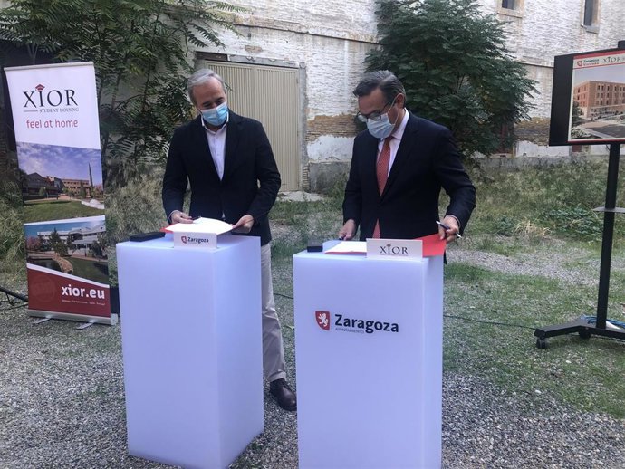 El alcalde de Zaragoza, Jorge Azcón, durante la firma del acuerdo con el el director general de la Península Ibérica de Xior Student Housing, Bastiaan Grijpink