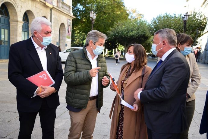 El vicesecretario General y secretario de Comunicación de Ciudadanos, Daniel Pérez, junto a la coordinadora autonómica del partido en Castilla y León, Gemma Villarroel, y otros representantes de la formación en Burgos.