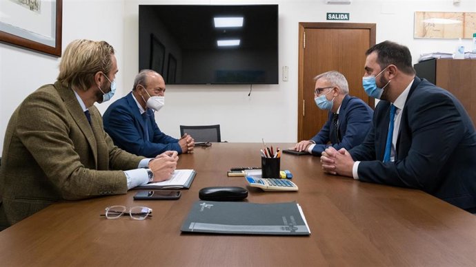 El consejero de Industria, Turismo, Innovación, Transporte y Comercio, Javier López Marcano, se reúne con los directivos de Telefónica