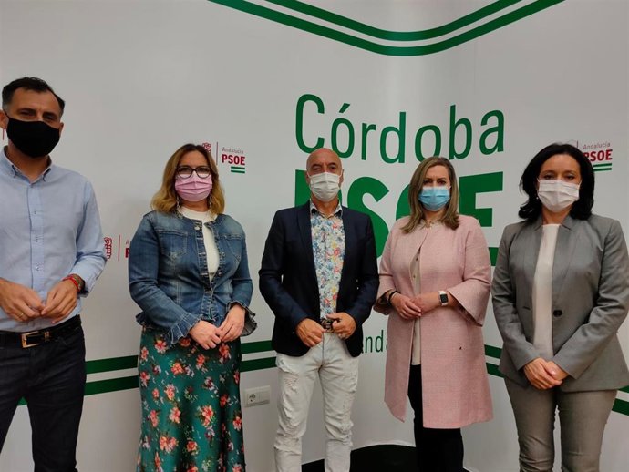 Archivo - Hurtado (centro) y Crespín (dcha.), junto a otros representantes del PSOE por Córdoba en las Cortes, en la sede de su partido.