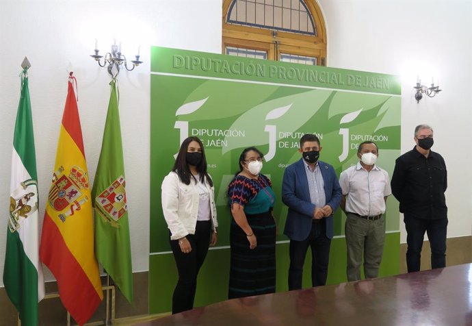 El presidente de la Diputación recibe a representantes de la ONG Acción sin Fronteras de España y Guatemala