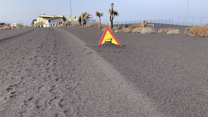 La ceniza del volcán de La Palma cubre una carretera
