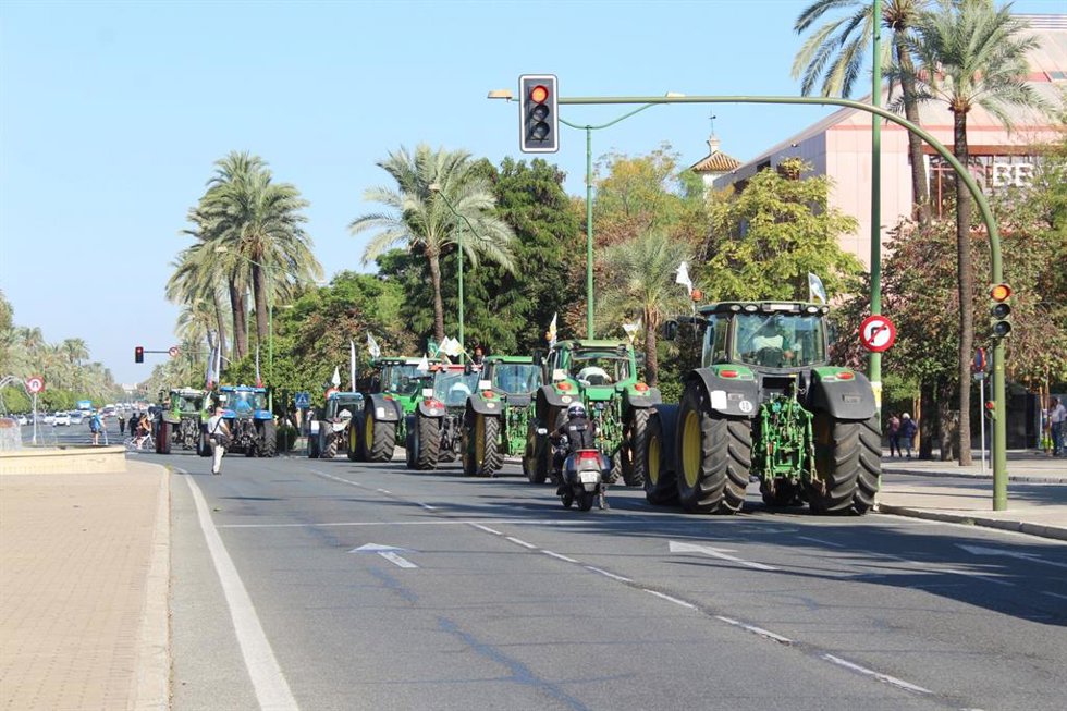 Tractores por la avenida de la Palmera