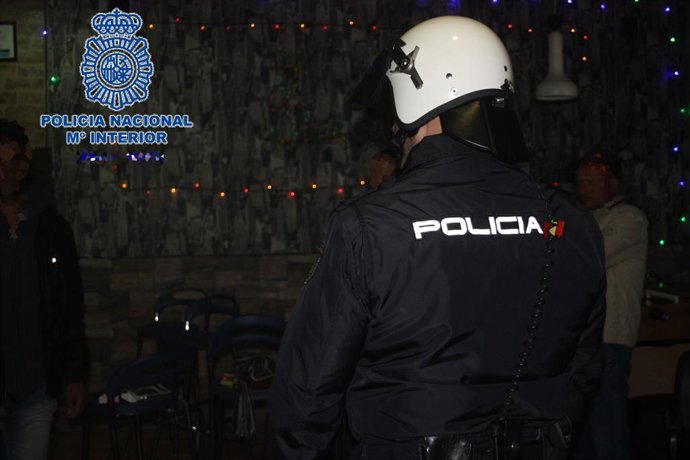 Archivo - Un agente de la Policía Nacional, durante la operación
