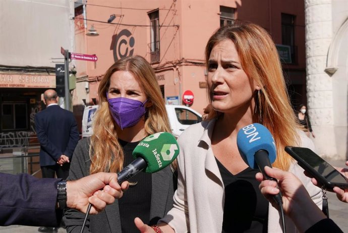 La líder de los comuns en el Parlament, Jéssica Albiach, y la de Badalona En Comú Podem, Ada Llauradó, en declaraciones a los medios en Badalona.