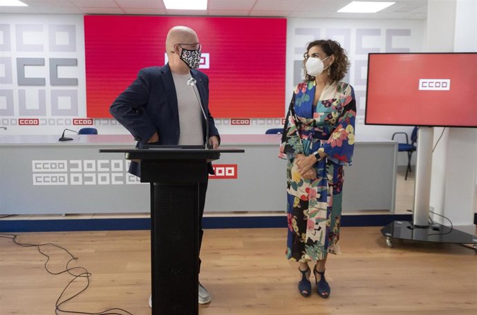 La ministra de Hacienda, Maria Jesús Montero, y el secretario general de CCOO, Unai Sordo