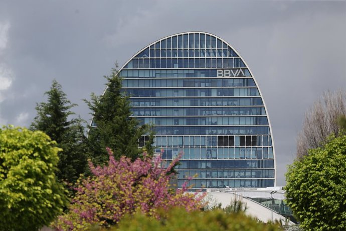 Archivo - Edificio de la sede de BBVA en Madrid, conocido como La Vela, a 22 de abril de 2021, en Madrid (España). La dirección de BBVA ha planteado el despido de 3.798 personas y el cierre de 530 oficinas.