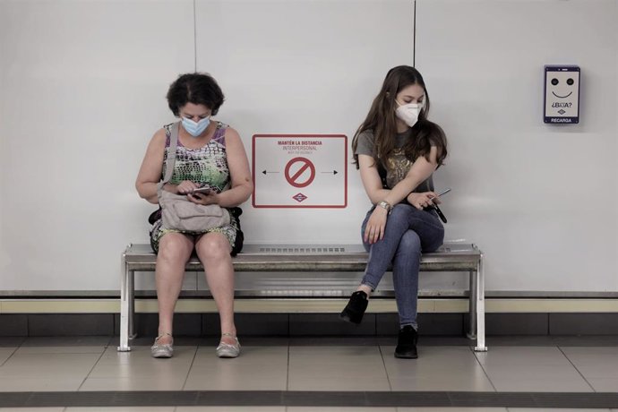 Archivo - Dos mujeres consultan el móvil en una imagen de archivo