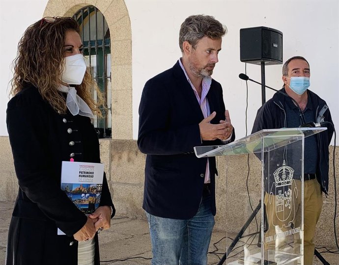 El concejal de Turismo presenta la Guía Gastronómica del Grupo de Ciudades Patrimonio de la Humanidad de España
