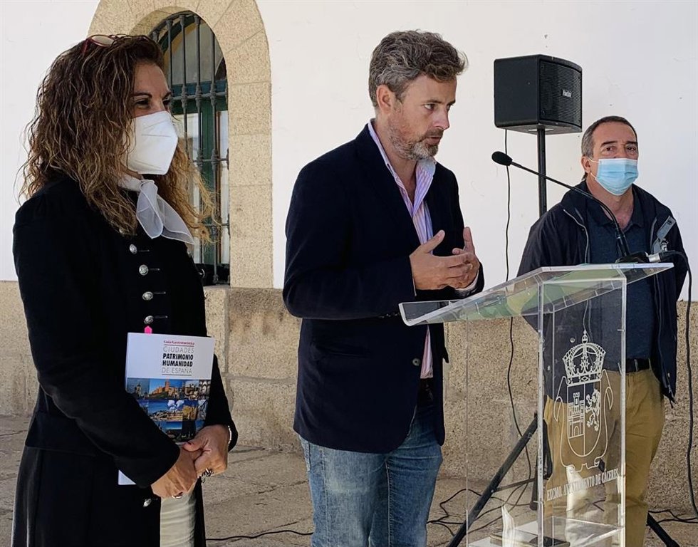 El concejal de Turismo presenta la Guía Gastronómica del Grupo de Ciudades Patrimonio de la Humanidad de España