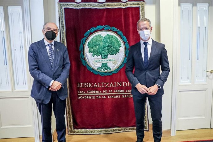 El presidente del Senado, Ander Gil, y el presidente de la Real Academia de la Lengua Vasca, András Urrutia