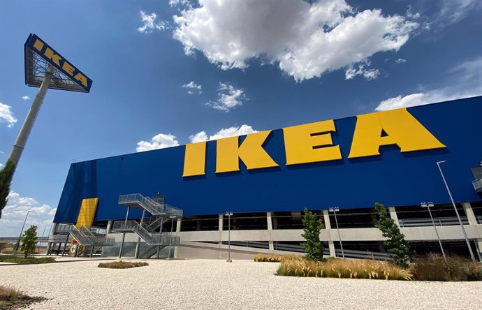 Archivo - Fachada y zonas exteriores pertenecientes a la tienda Ikea de Villaviciosa de Odón, en Madrid (España), a 9 de julio de 2020. La compañía sueca de mobiliario y decoración ha anunciado que invertirá en España alrededor de 150 millones de euros 