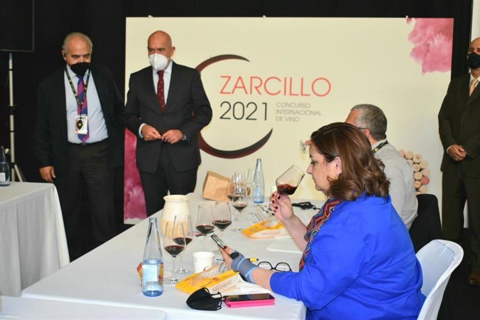 El consejero de Agricultura, Ganadería y Desarrollo Rural, Jesús Julio Carnero, en las catas de los Premios Zarcillo.