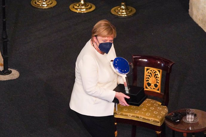 La canciller de la República Federal Alemana, Angela Merkel, recibe el 'Premio Europeo Carlos V' en su XIV edición, en el Real Monasterio de Yuste, a 14 de octubre de 2021, en Cuacos de Yuste, Cáceres, Extremadura, (España). Entregado por la Fundación A