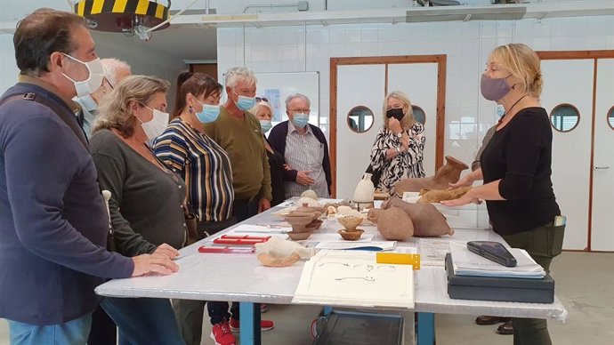 Visita al CAS de un grupo de personas con discapacidad visual.