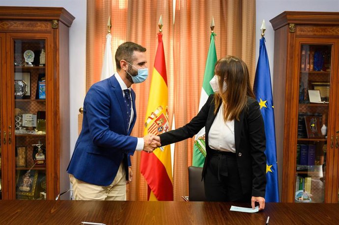 Momento de la firma de la compra municipal del edificio de Correos