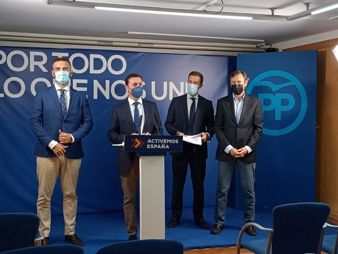 El secretario general del PP de Almería, Ramón Fernández-Pacheco, el presidente del PP de Almería, Javier Aureliano García, el diputado nacional Miguel Ángel Castellón y el senador Rafael Hernando.