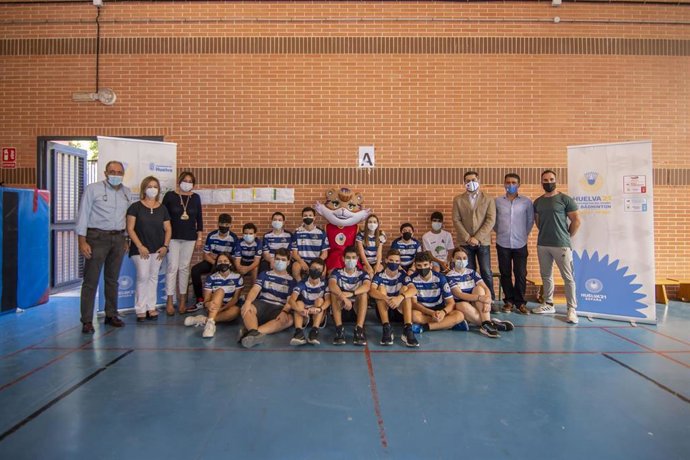 La mascota del Mundial de Bádminton, 'Onuba', en su visita al IES La Orden.