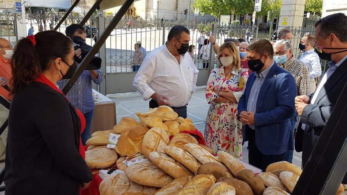 Muestra de pan en la lonja de la Diputación.
