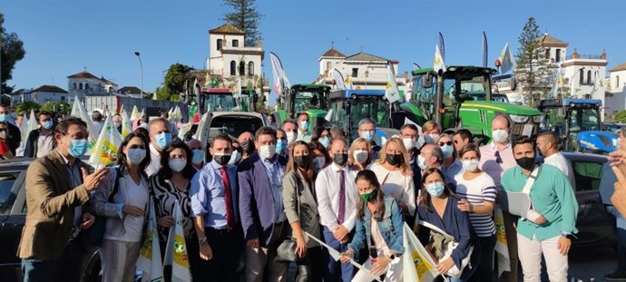 La vicesecretaria de Desarrollo Rural del PP Andaluz, Yolanda Sáez,  y dirigentes del PP en manifestación del campo andaluz
