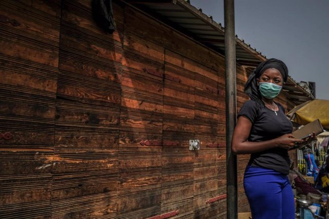 Archivo - Una mujer con mascarilla en la capital de Senegal, Dakar, durante la pandemia de coronavirus