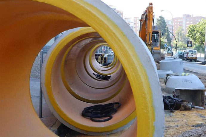 Archivo - Imagen de archivo de los colectores de Emasesa en Los Remedios, en Sevilla. 