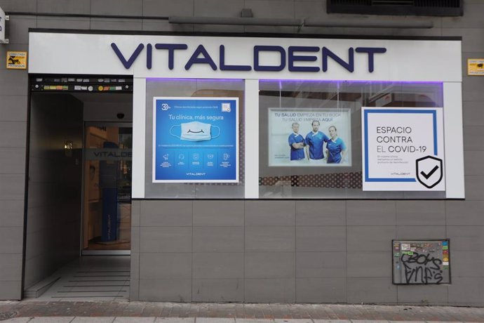 Archivo - Entrada de una clínica de de Vitaldent.