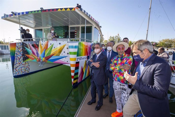 El presidente de Cantabria, Miguel Ángel Revilla, y el consejero de Industria, Turismo, Innovación, Transporte y Comercio, Javier López Marcano, asiste a la botadura del nuevo catamarán electrosolar fabricado por Metaltec Naval y decorado por Okuda.