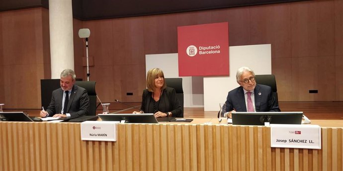 El primer teniente de alcalde de Barcelona, Jaume Collboni; la presidenta de la Diputación de Barcelona, Núria Marín, y el presidente de Foment de Treball, Josep Sánchez Llibre, firman el convenio por el '250 aniversario del i Think Tank Foment'.