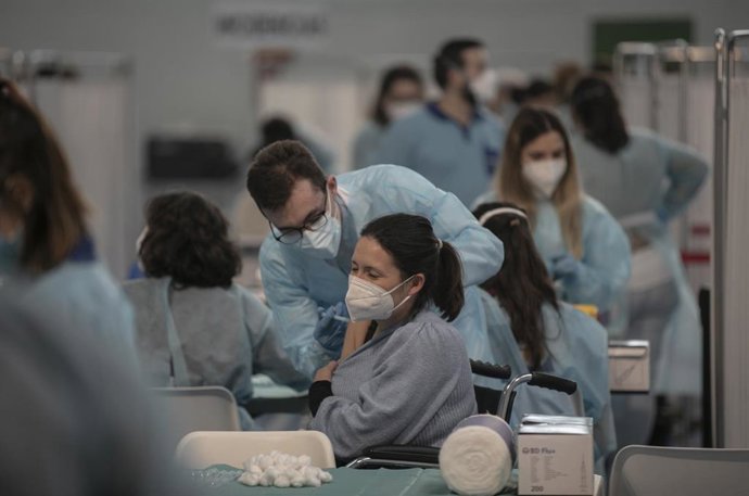 Archivo - Profesionales de Educación reciben la primera dosis de la vacuna AstraZeneca en las instalaciones del SADUS en Sevilla, a 25 de febrero de 2021, foto de archivo