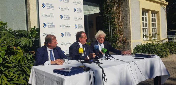 Los presidentes de los hosteleros de España y Cantabria, José Luis Yzuel y Ángel Cuevas, junto al secretario de la confederación nacional de hoteles y alojamientos turísticos, Ramón Estalella, en rueda de prensa en Santander, de balance de temporada