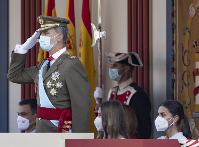 (I-D) El presidente del Gobierno, Pedro Sánchez; el rey Felipe VI; la infanta Sofía; y la reina Letizia durante el acto solemne de homenaje a la bandera nacional y desfile militar en el Día de la Hispanidad, a 12 de octubre de 2021, en Madrid, (España).