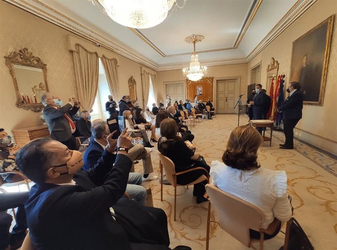 El alcalde de Salamanca recibe en el consistorio a los participantes en el Encuentro de Poetas Iberoamericanos.